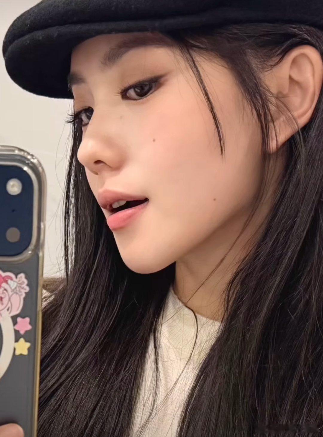 刘浩存今日更新🎵对镜自拍 ​​​ 还会再来的小存存 头像大户啦 ​​​