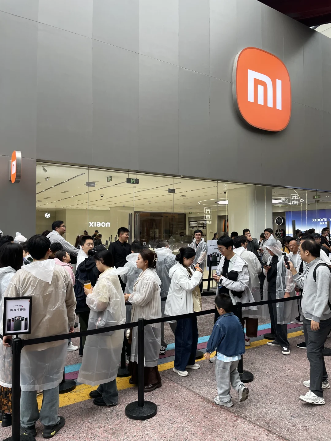 路过小米之家被吓到！今天是什么大日子啊…