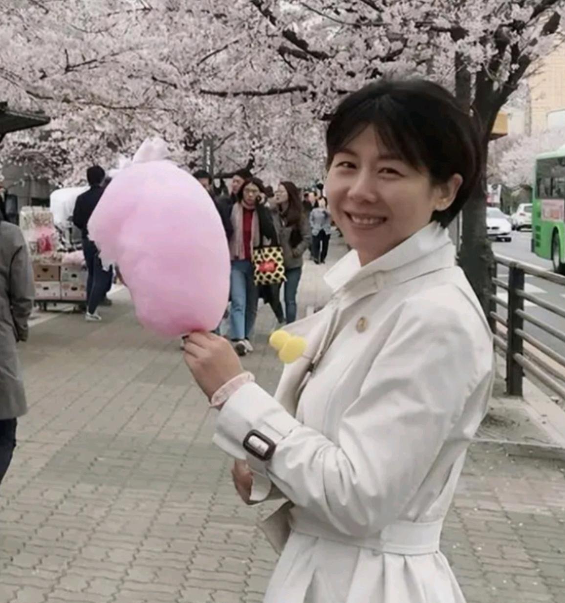 1999年，被父亲偷改志愿，湖北高考687分的女学霸错失心仪的北大，她难以接受，