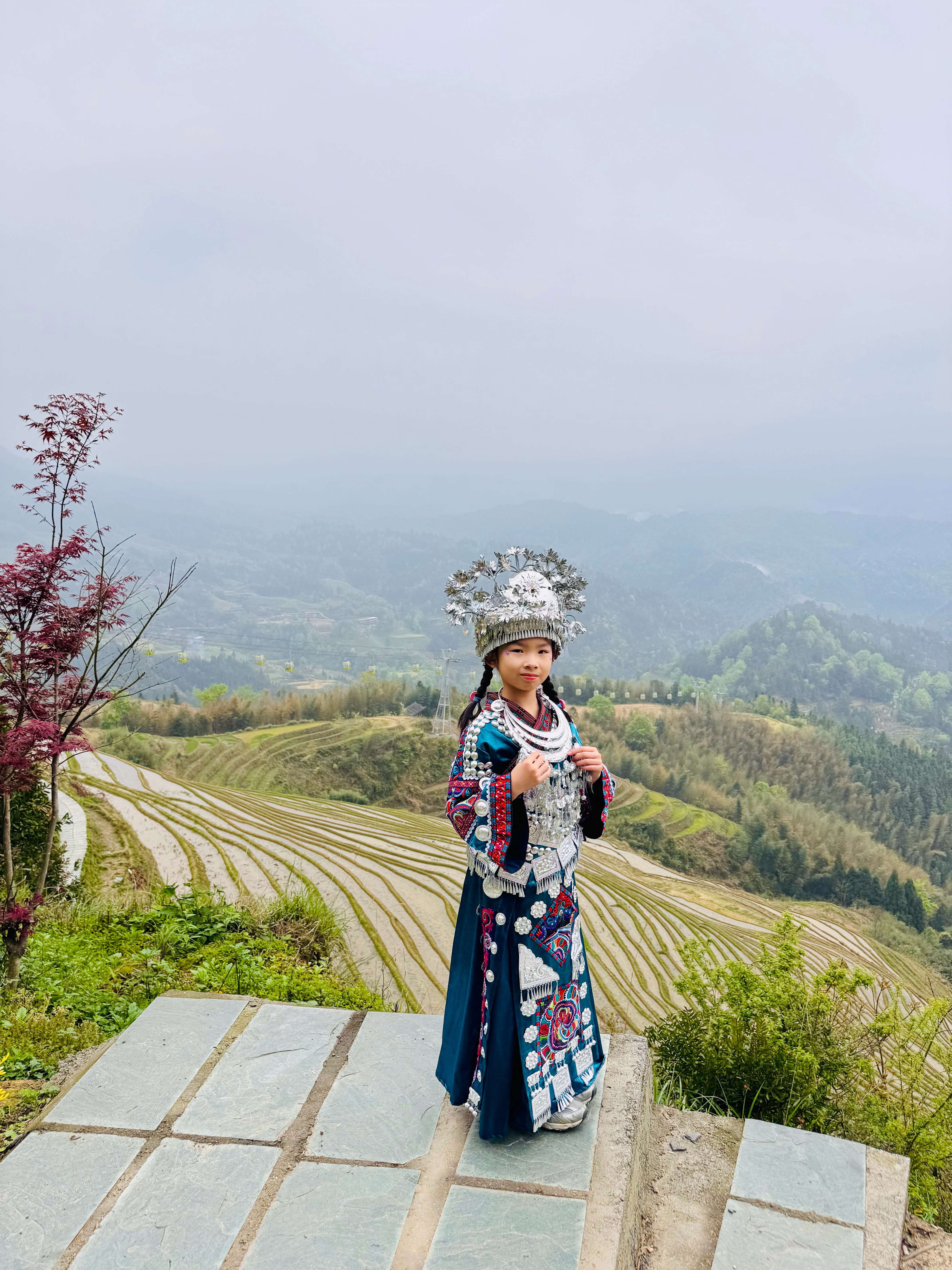 下午爬到山顶景观台准备拍照的时候，有位大姐拉着安姐说：“要不要穿这个衣服拍照呀？