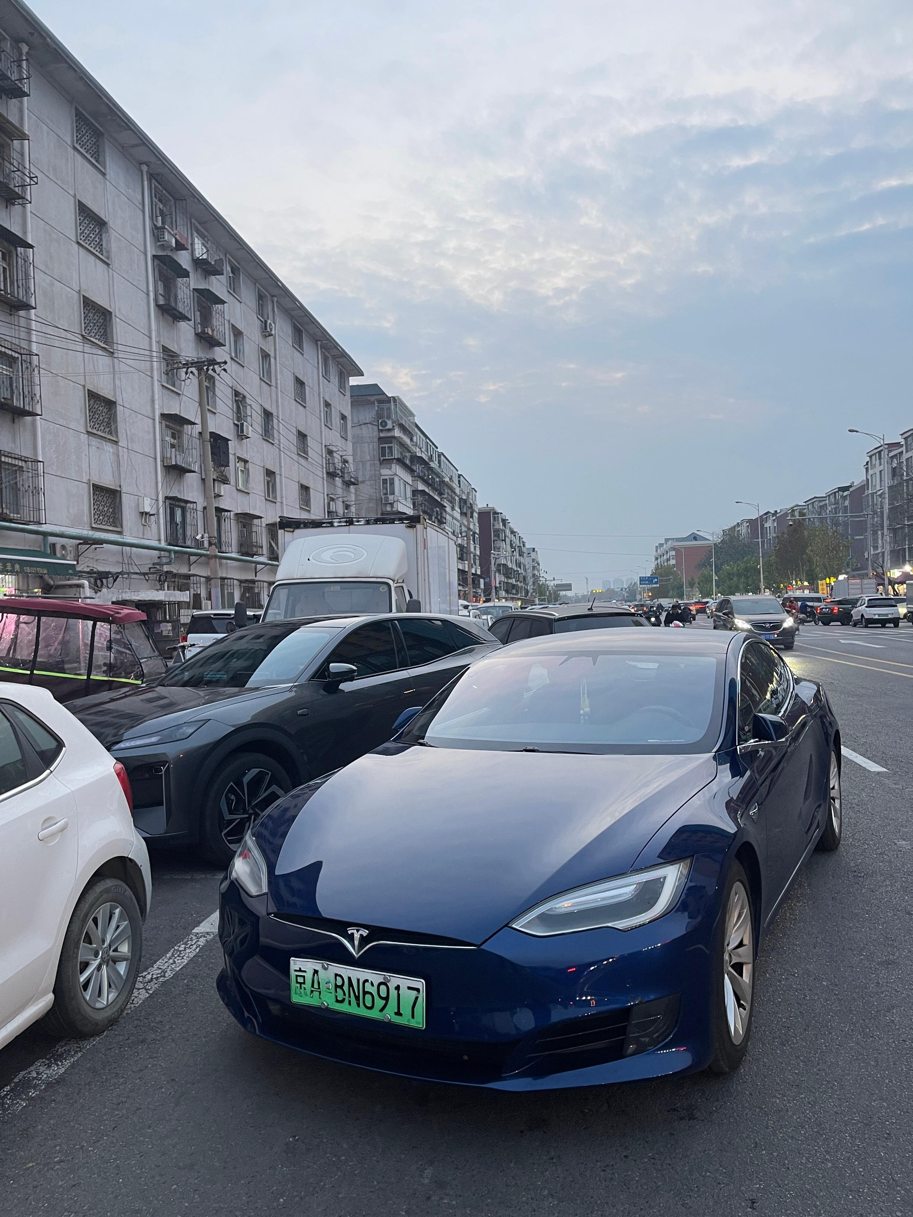 特斯拉：与人类司机在熟悉道路上容易走神不同，FSD监督系统始终保持专注。由于我们