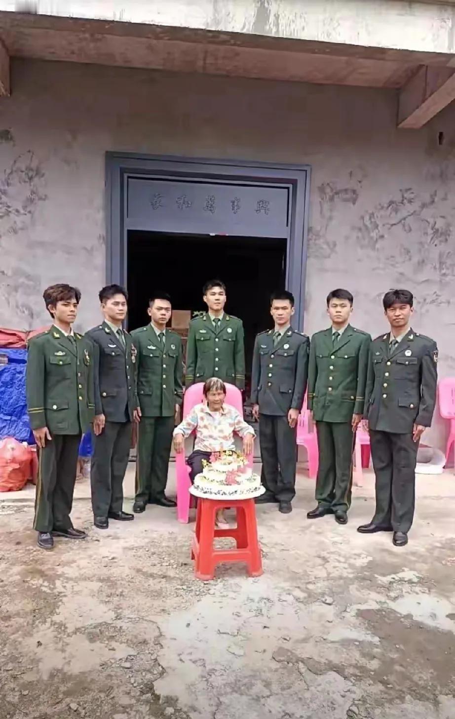 海南海口龙塘镇玉冯村冯大地家超燃！七名孙辈身披戎装，整齐列队为奶奶祝寿，场面超有