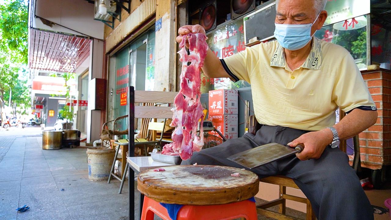 漳州老城区，大爷的焙肉店飘香阵阵。七十多岁的老头儿，脖子上挂单反，手里翻肉条，时