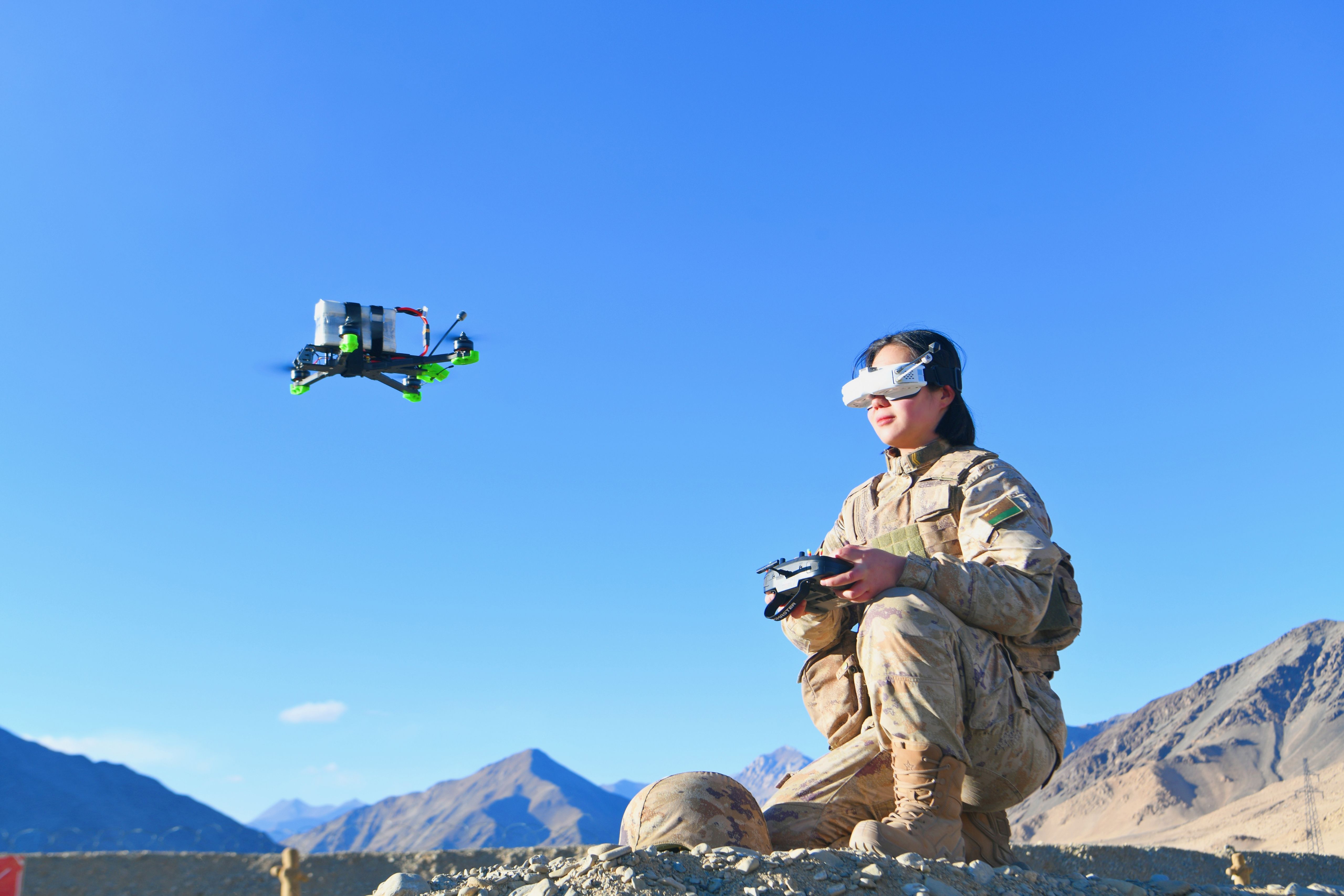 上等兵王兴娜和团队破解某型无人智能攻防系统与制式装备协同难题 