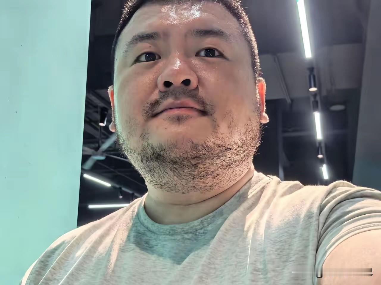 以你的审美，这位大叔帅吗？