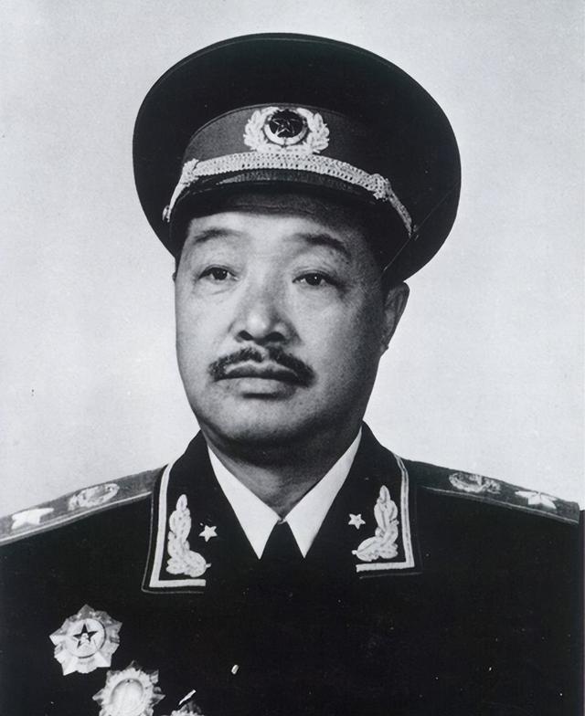 十大起义总指挥最终结局。
咱先说名气最大的几位——后来成了元帅的。
排在第一位的