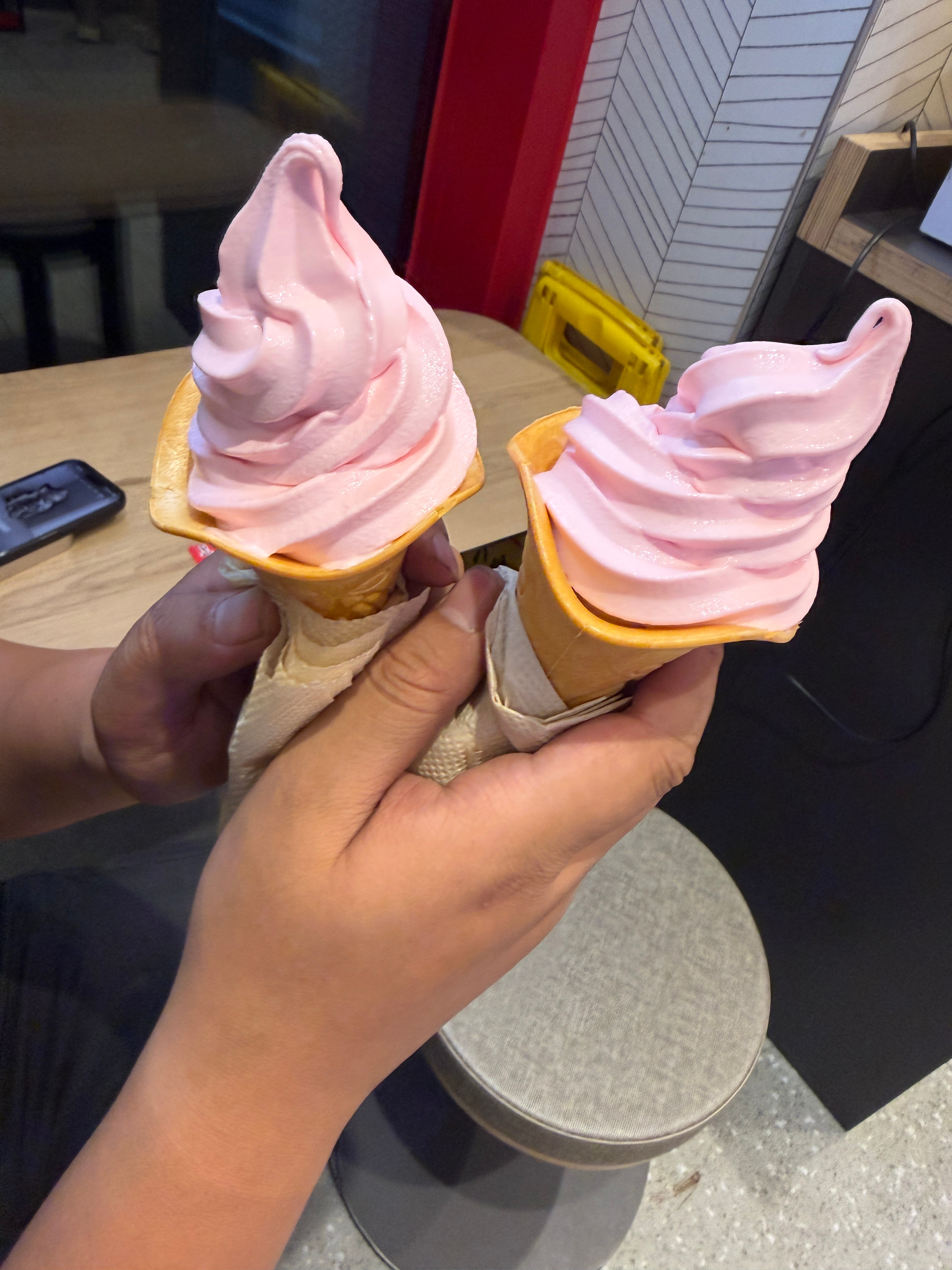 嘻嘻嘻吃草莓味的冰淇淋了 ​​​