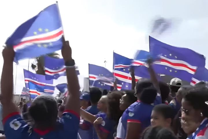 虽败犹荣！佛得角黑马传奇返国　首都万人空巷迎英雄「蓝鲨队」

梅花新闻网 高陆/