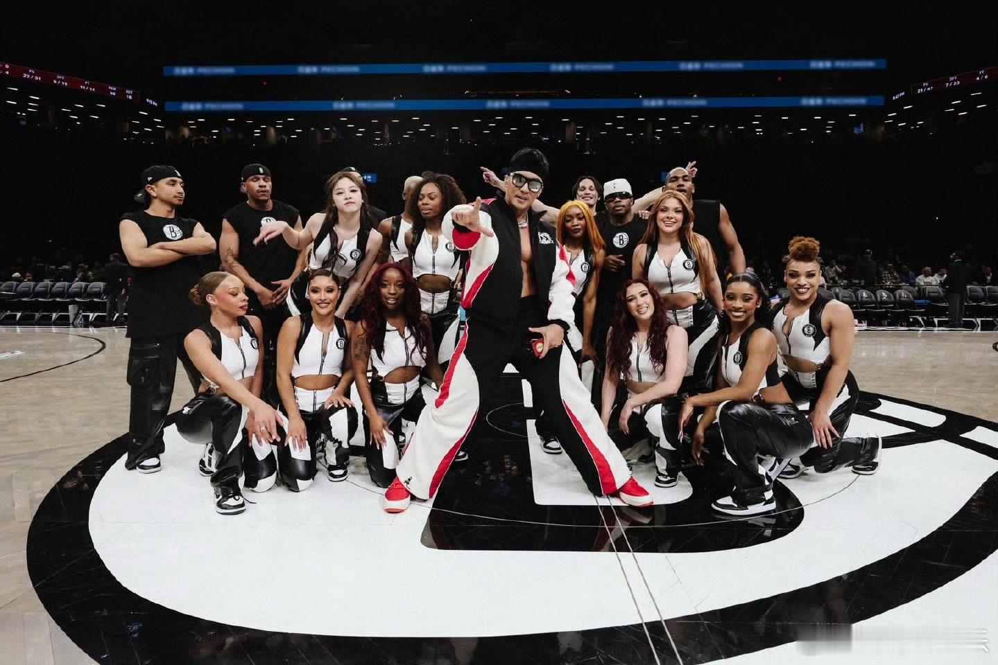 刘畊宏就这样闯进NBA了 刘畊宏亮相NBA中国年赛事，以毽子操点燃全场，中外观众