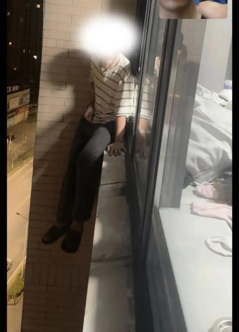 情侣吵架上头！男子翻11楼窗外吹风，冷静后被困直呼后悔
 一时冲动逞一时之快，往