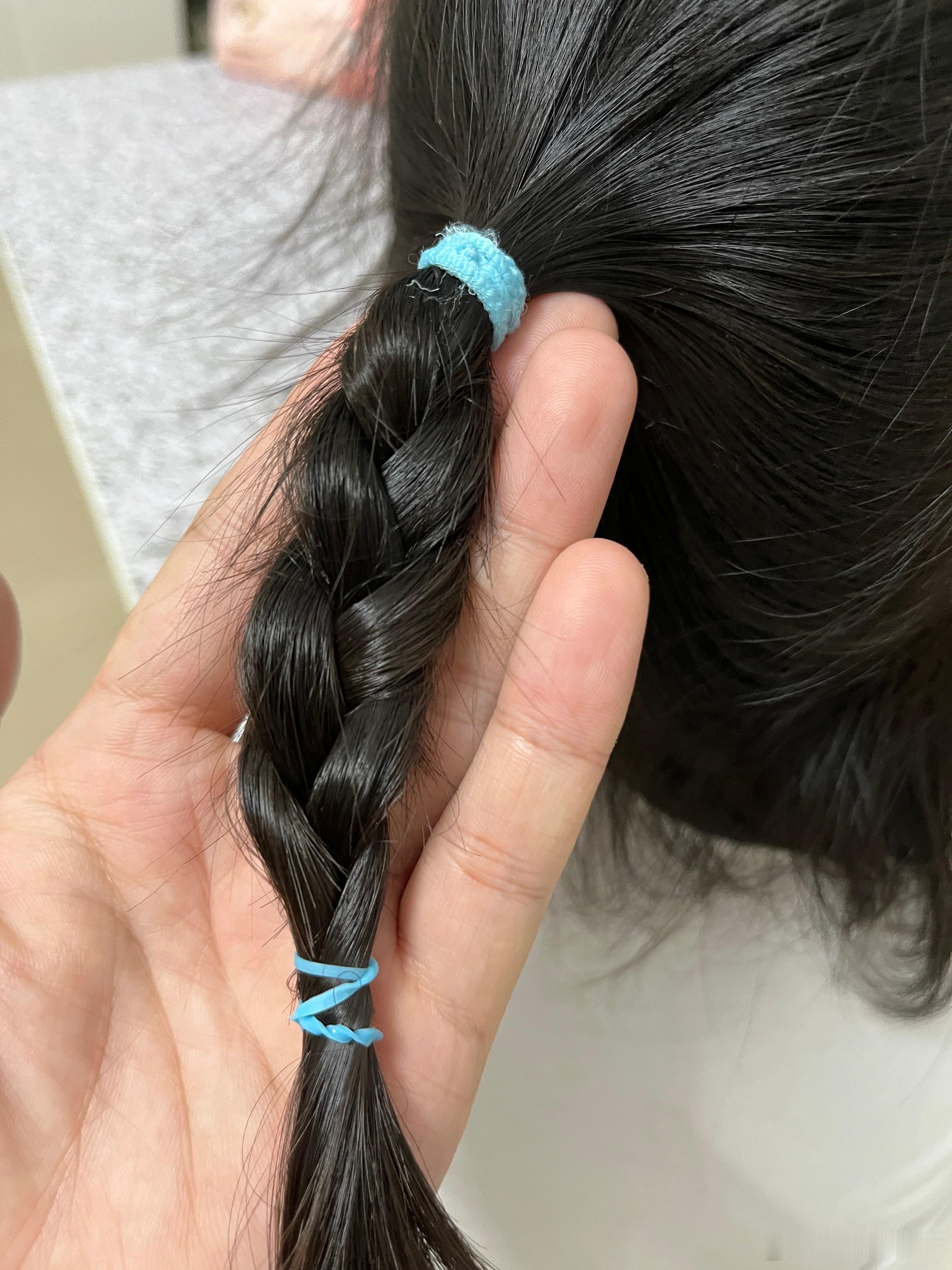 姐妹们，我会绑辫子了，我解开之后，看老师是怎么编的，然后照着编。柠宝说以后就给她