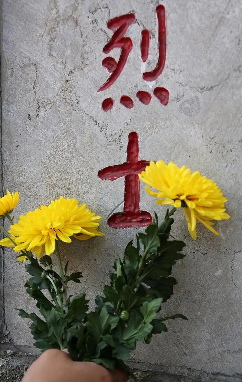 出句：生死都凭花记住（雪浪）