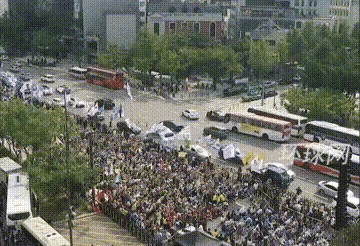 韩国已经连续举行几万人的大游行，而且规模越来越大。韩国这次真的急了，肉本来就贵，
