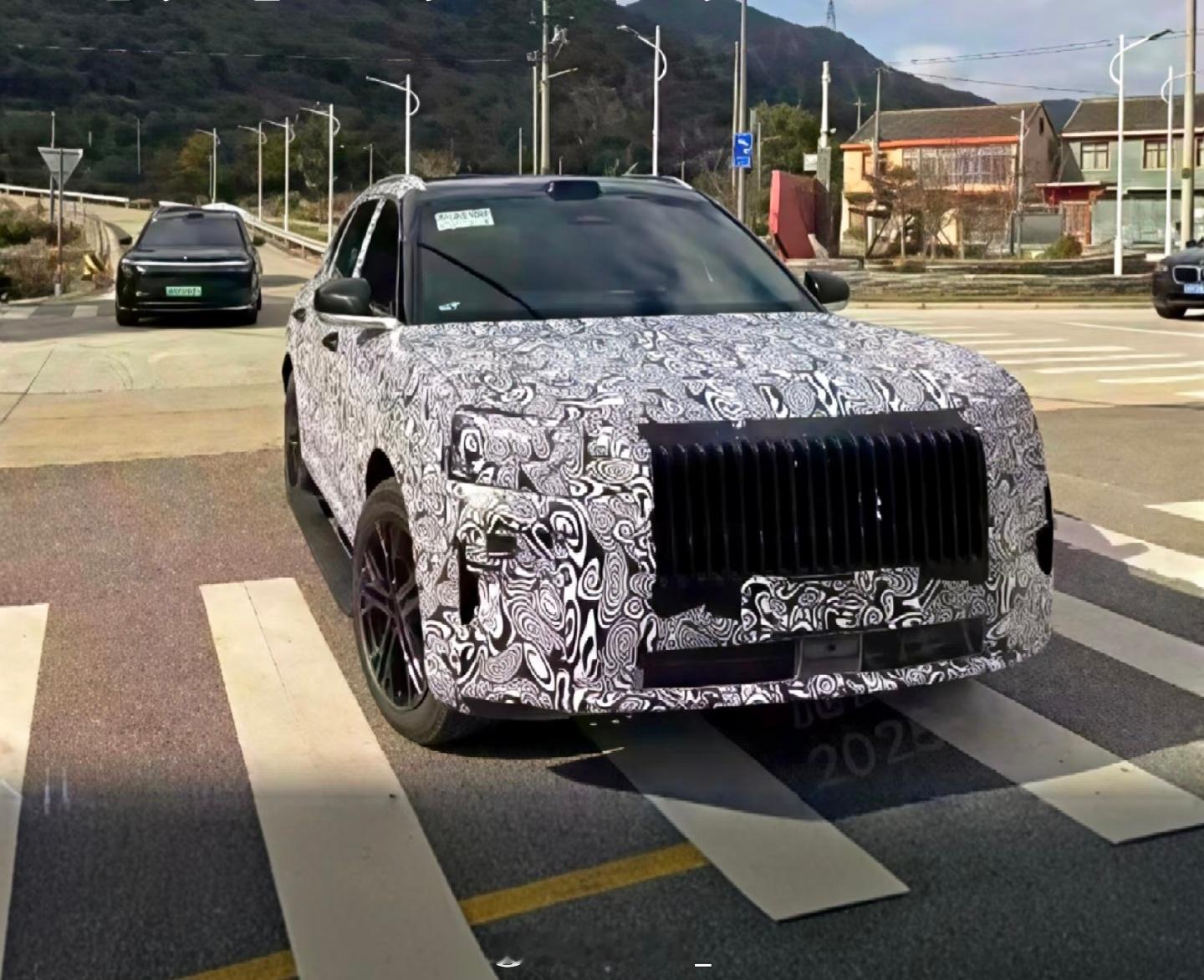 极氪 8X 并没有走增程改的路线，继续延续 9X 的平台，基于纯电架构重新打造，