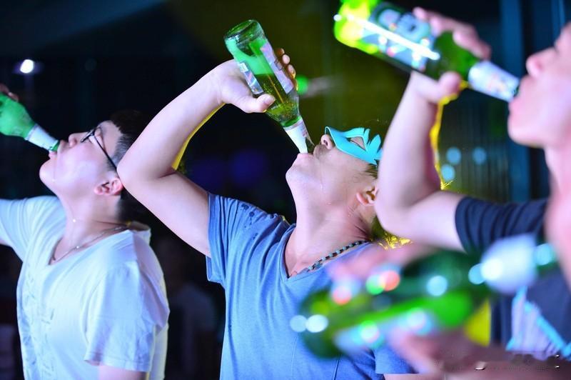 喝酒是否有利于健康，这得分情况看。小酌怡情，适量饮酒或许有点好处。比如每天喝一小