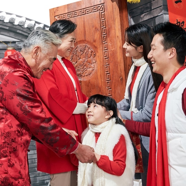 拜年这块还得看山东山东这年俗接力真暖心！从备年货到守岁夜，每个忙碌的身影都在奔向