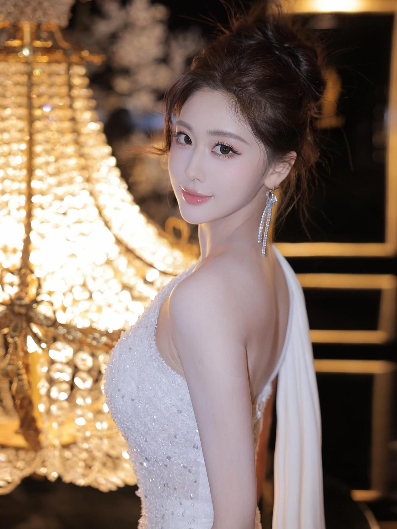 梦幻灯光下的优雅美人，闪耀的礼服与精致妆容相得益彰。优雅自信穿搭分享 分享街拍图