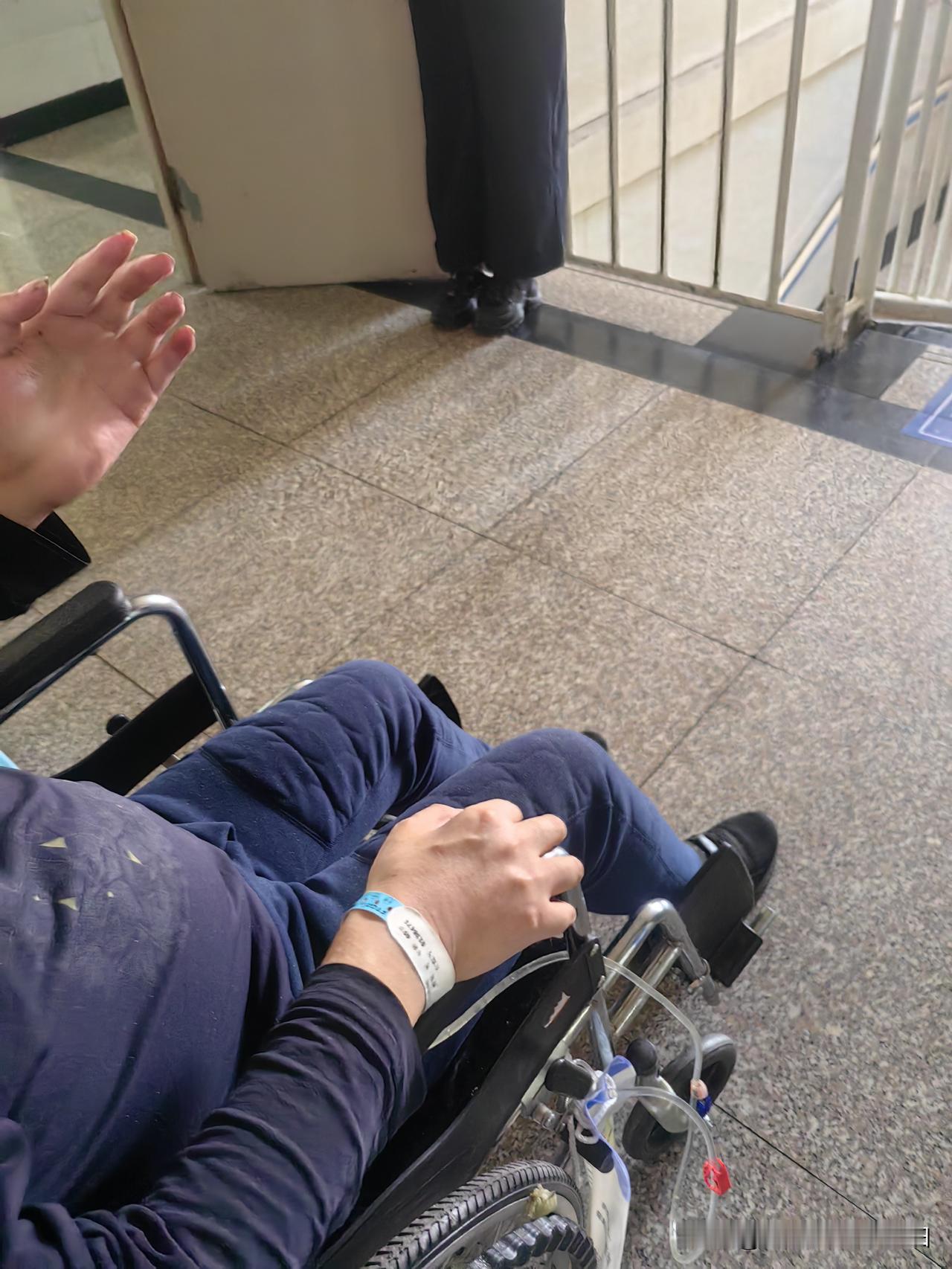 今天是星期六也是老公住院的第六天，老公来的时候天冷穿的外套厚，这两天天热我跟儿子