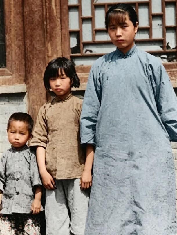 李大钊壮烈牺牲之后，年仅十六岁的长女李星华被迫带着八岁妹妹、四岁弟弟连夜逃出北京