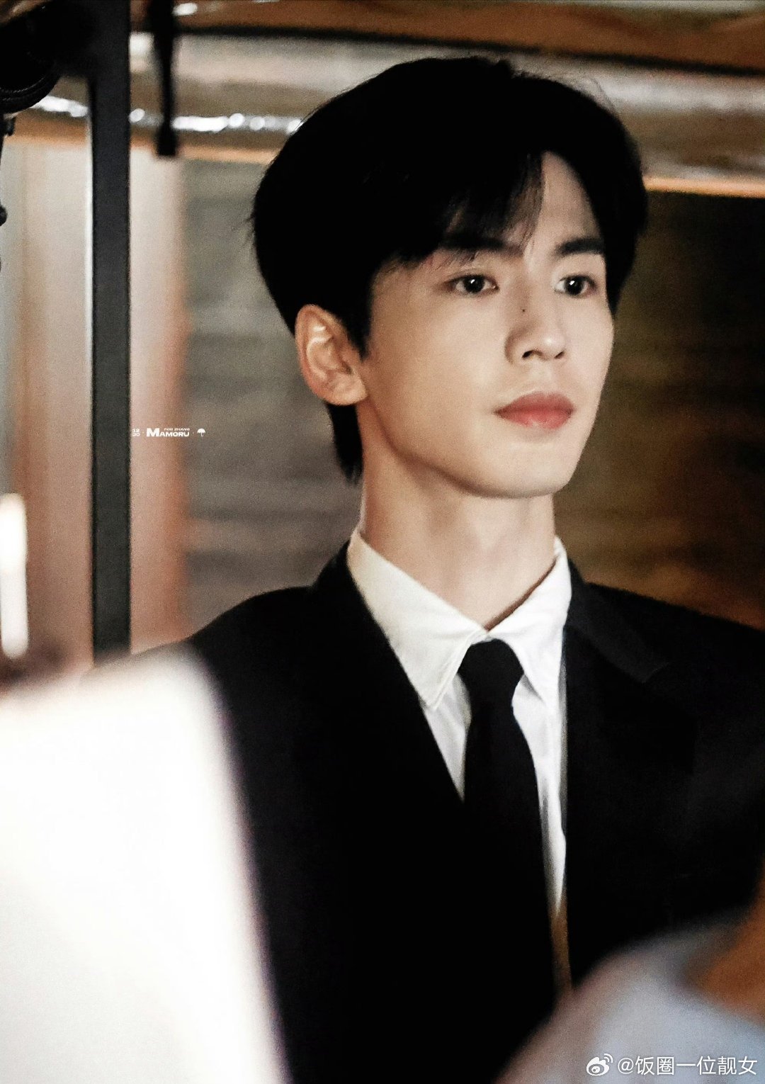 网友评价张凌赫靠脸吃尽红利，业务能力却始终跟不上热度