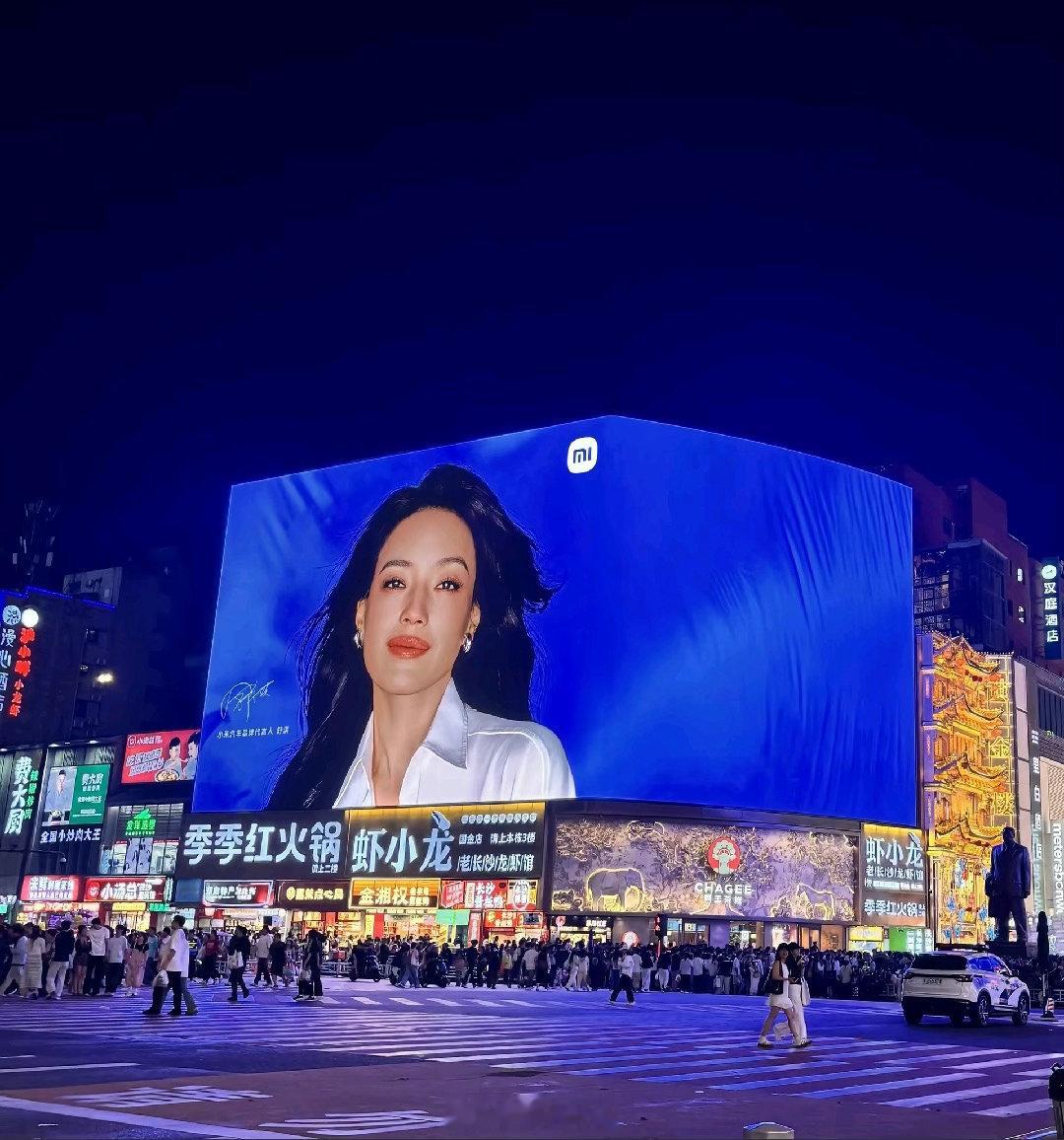 小米汽车广告牌的这种高级感，有的厂商学的都没有学会