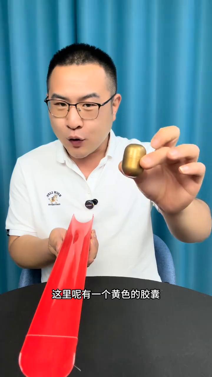 这招骗了我20年，今天终于破解了。
大家好，视频中的神仙小宠物这个魔术是如何做到