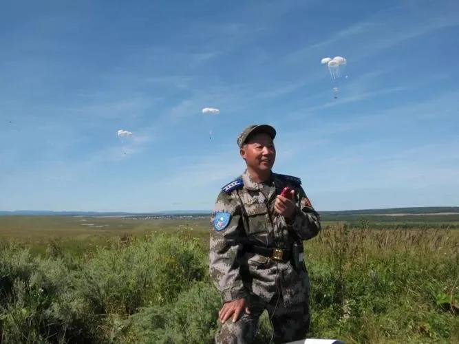 2008年，汶川地震时，15名空降兵战士于5000米高空盲跳。谁料，下降途中，大
