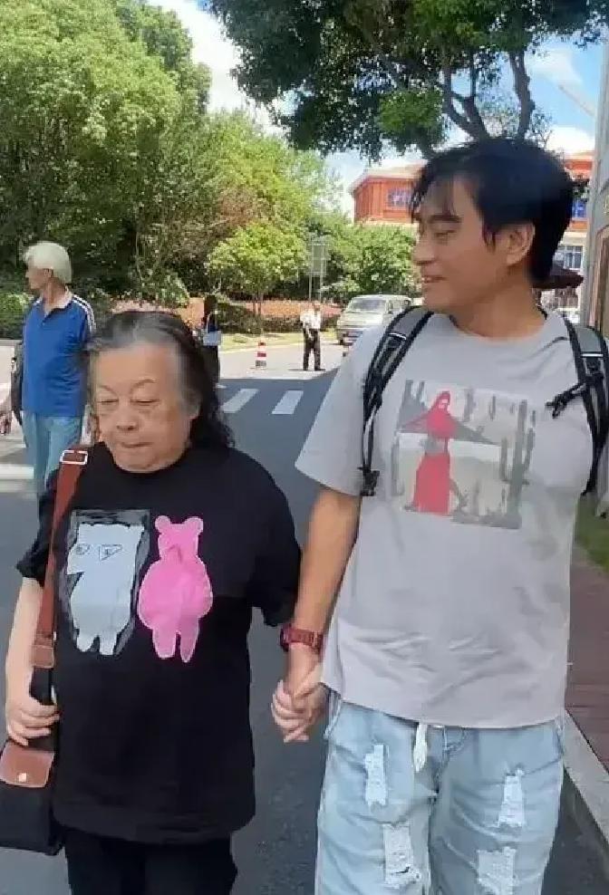 陈龙拄着双拐，右脚裹着厚重的石膏，被81岁的亲妈陪着走进了医院的抽血室。

他这