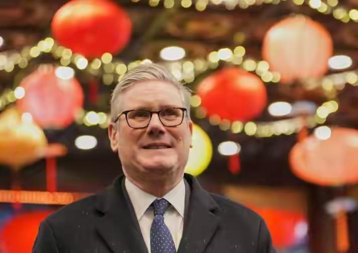 斯塔默这趟访日纯属外交打卡，国内通胀民众怨声载道！高市早苗死守安保旧调，两人各怀