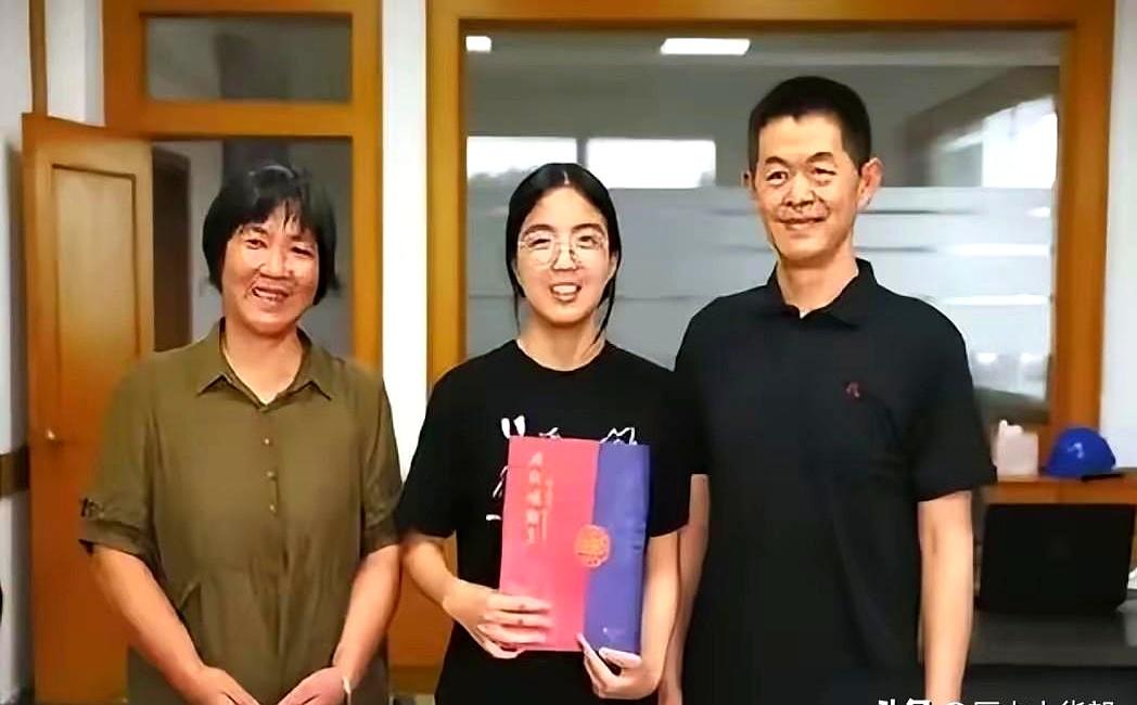 推开房门那一下，空气都凝住了。
吴玉其手里攥着那本记得密密麻麻的账本，4年里每个