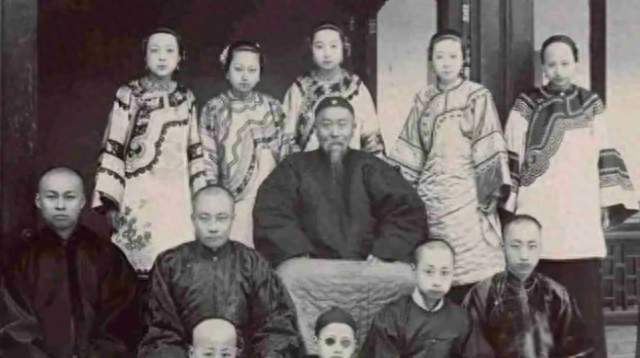 李鸿章家产散尽，左宗棠后人成行家，旧时代崩塌时谁真站稳了脚跟