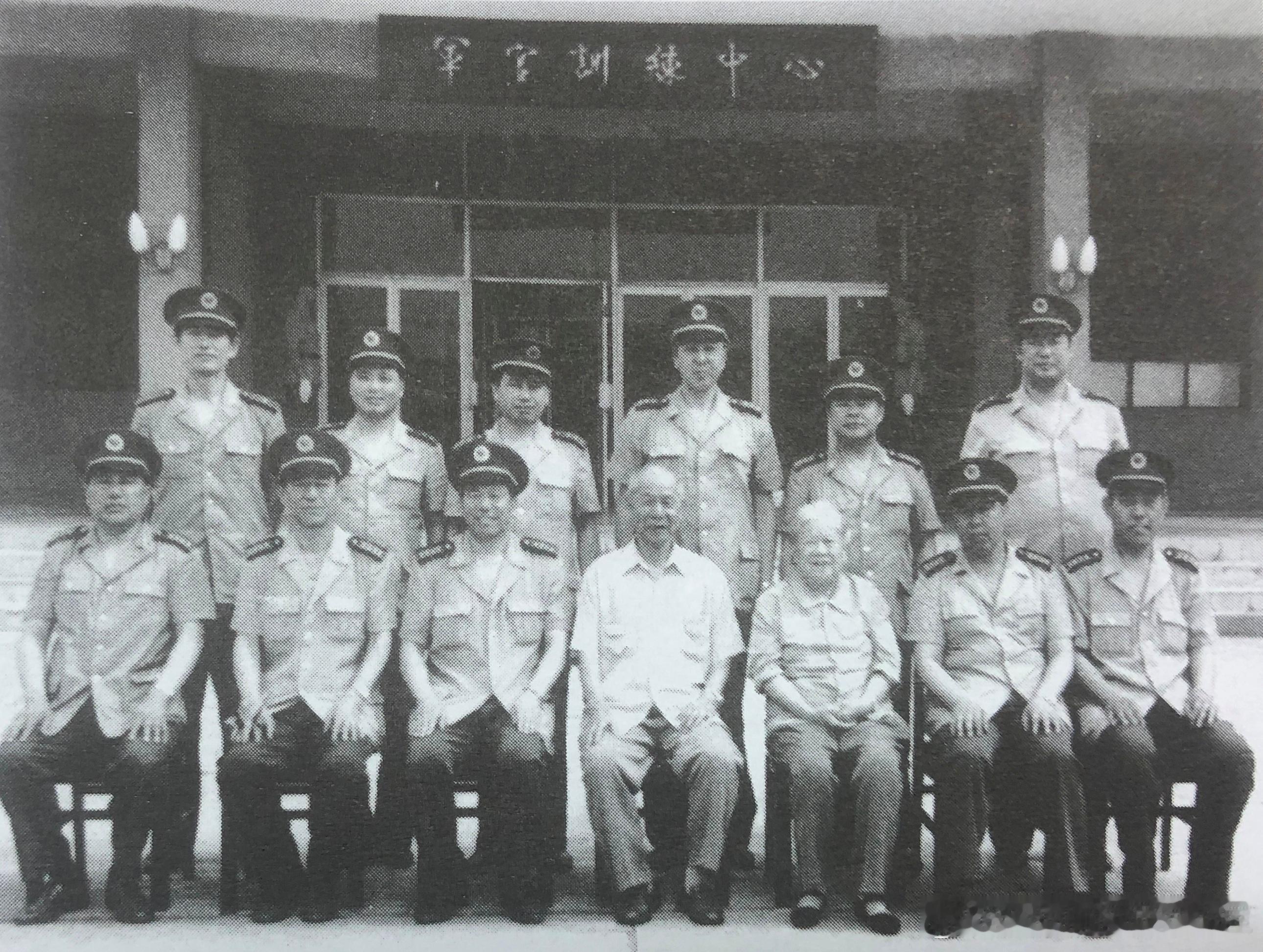 1998年开国少将裴周玉（1912.12-2015.6.20）重返老部队-原69