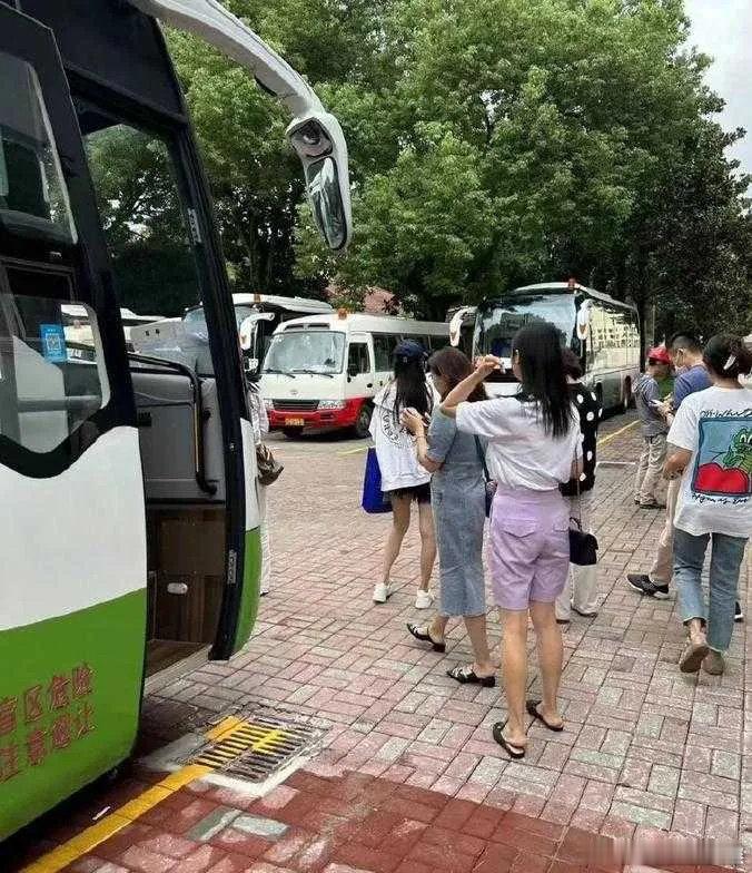 baby和黄晓明离婚？真的是太遗憾了，当时号称世纪婚礼，娱乐圈的大佬们都来了，没