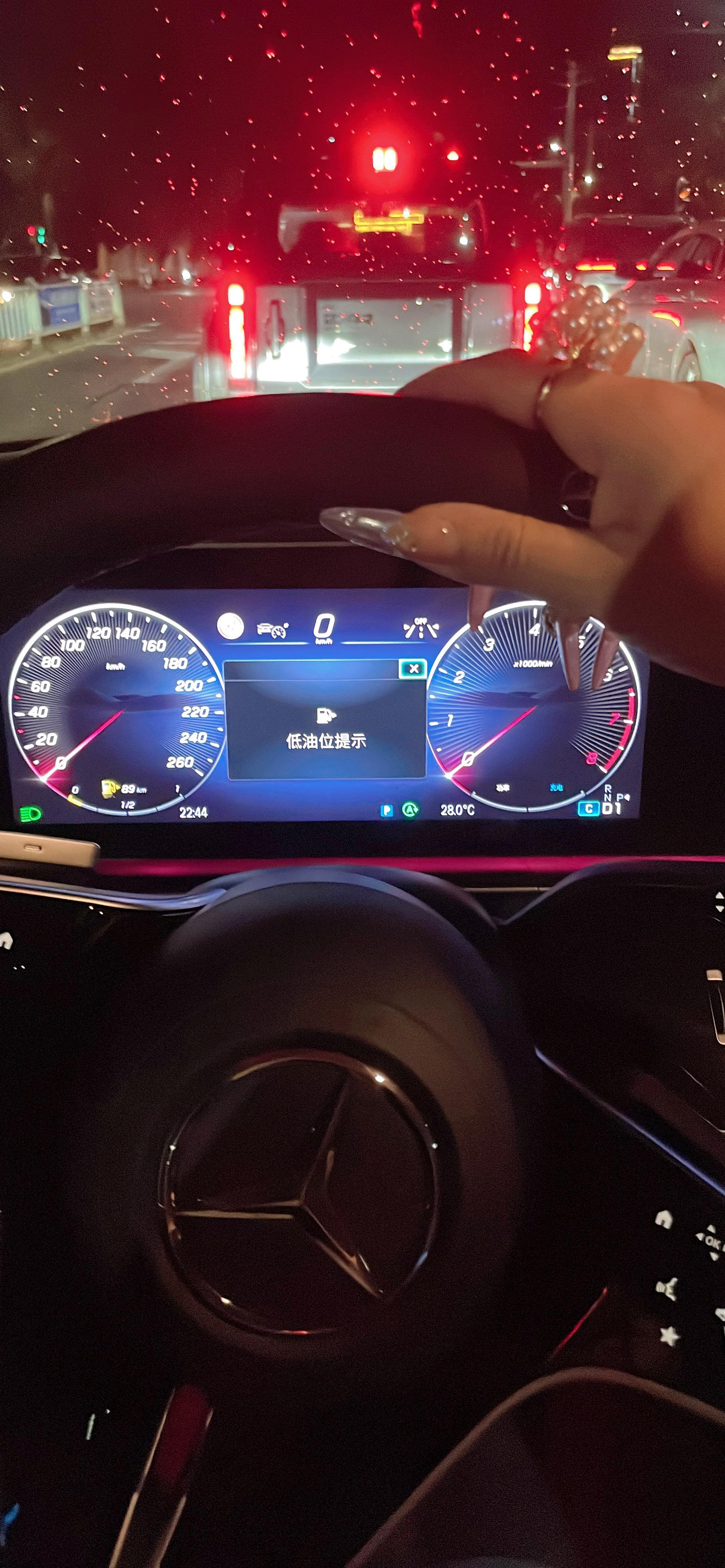 所以女人不能做女强人，做了就没人心疼，男人就喜欢温柔乖巧的，男人都喜欢保护弱者！