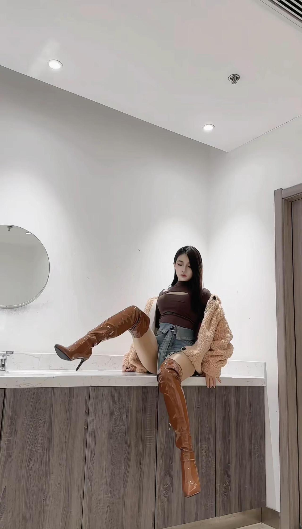 人只要够自恋就行了其他人爱不爱的I don't care看我自己怎么自拍🤳长靴