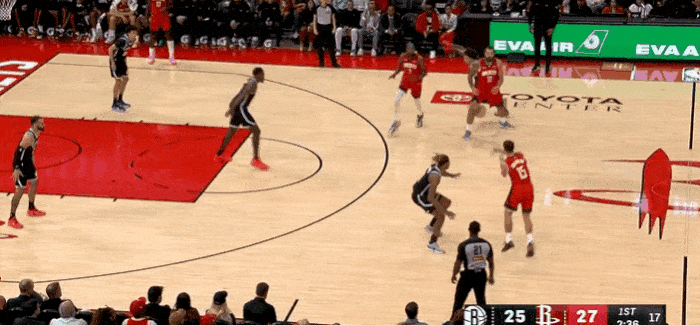 滑翔飞扣！杜兰特这球预定今日五佳！
在今天NBA常规赛火箭对阵篮网的第一节比赛中