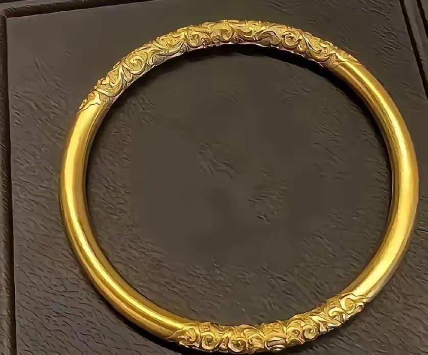 金店的人现在都懵了，不是高价没人买，而是现在年轻人根本不按常理出牌。正常来说，购