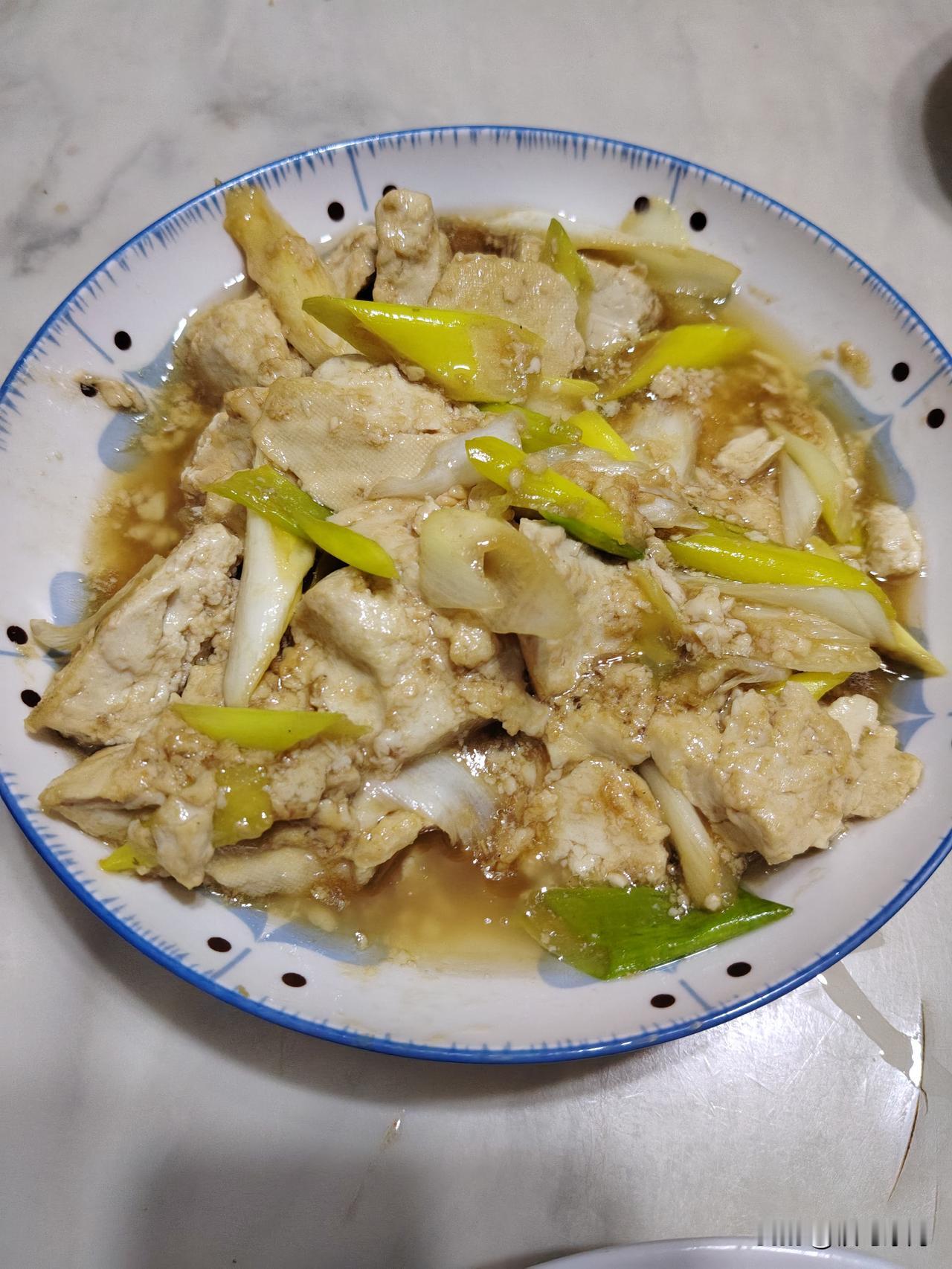 跟着抖音学炒菜，简单易学，孩子爱吃，幸福感满满，奖励自己一瓶青岛啤酒。

大葱烧