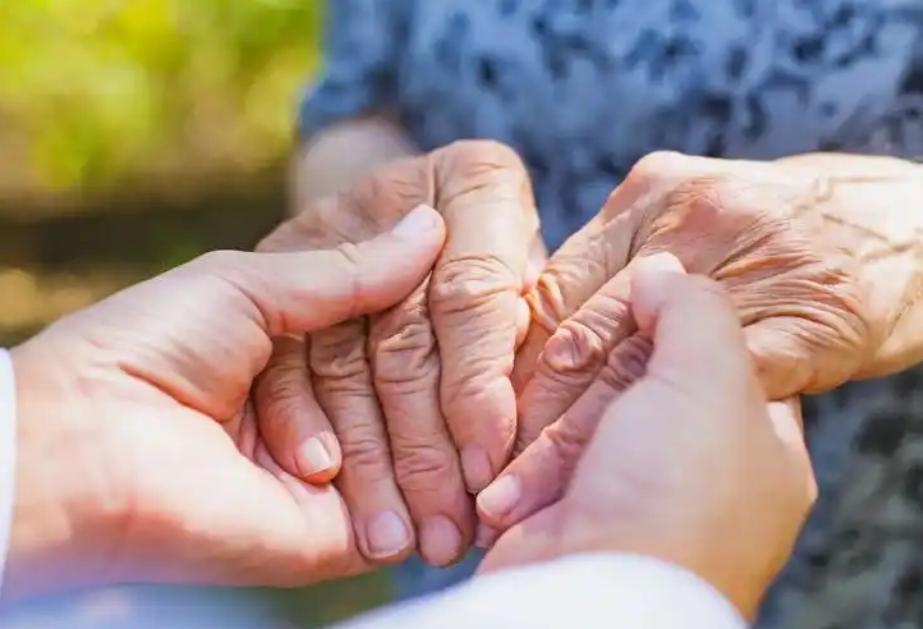 人老了才明白最好的退路，其实就这两条：
 
第一，只要腿脚还能动，就别轻易搬进子