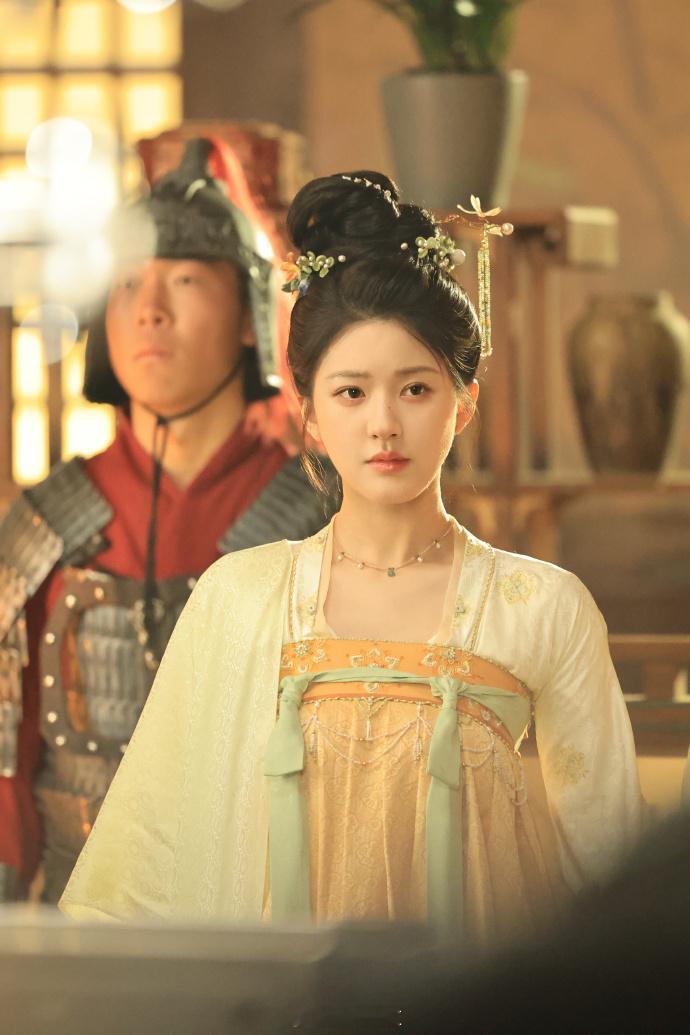 #赵露思珠玉可待光华绽##赵露思珠帘玉幕侧拍剧照# 赵露思珠帘玉幕剧照，如珠似玉