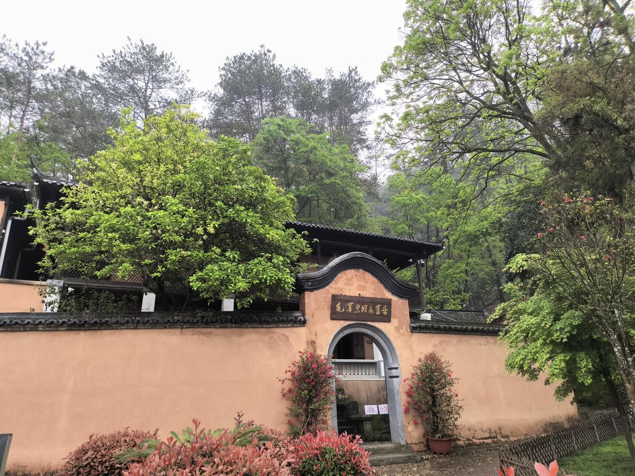 在长汀冒雨逛古城，雨中漫步在店头街，登城楼观汀江。
游览了毛泽东主席旧居。
雨天