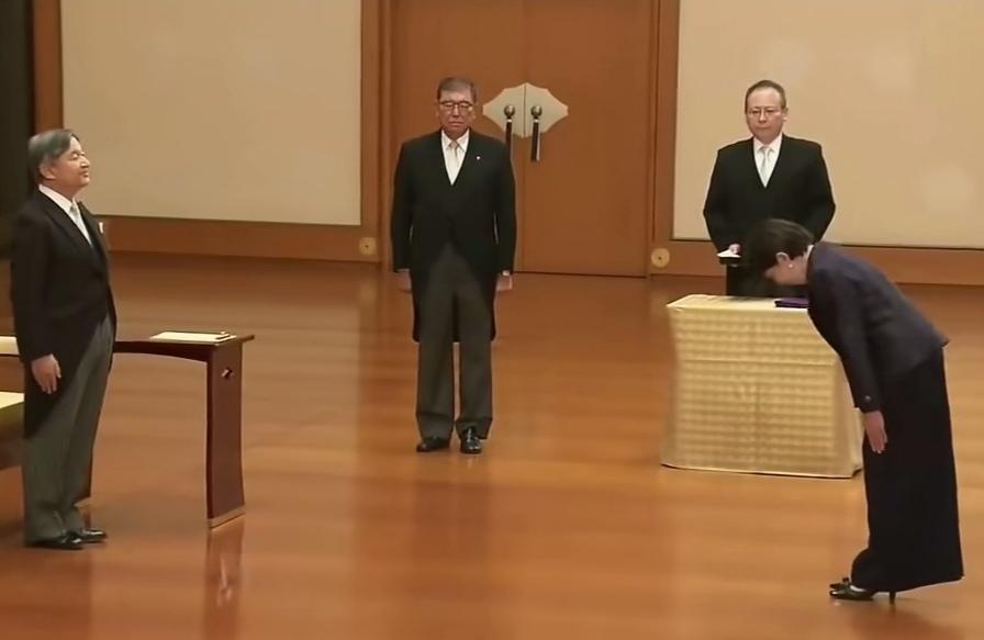 日本天皇如果不换种，个子只能越来越矮。
按照优胜劣汰的角度，日本天皇一直按照此一