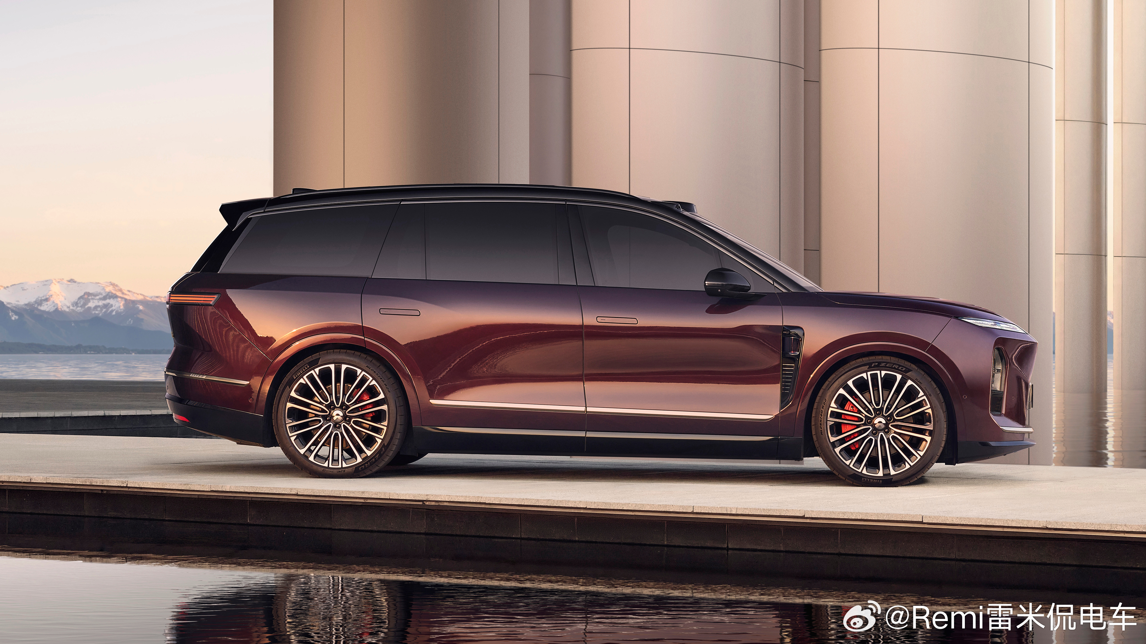 经典星云红配色再现：全新ES8推出了蔚来车系中最经典的配色方案星云红，以猎户座 