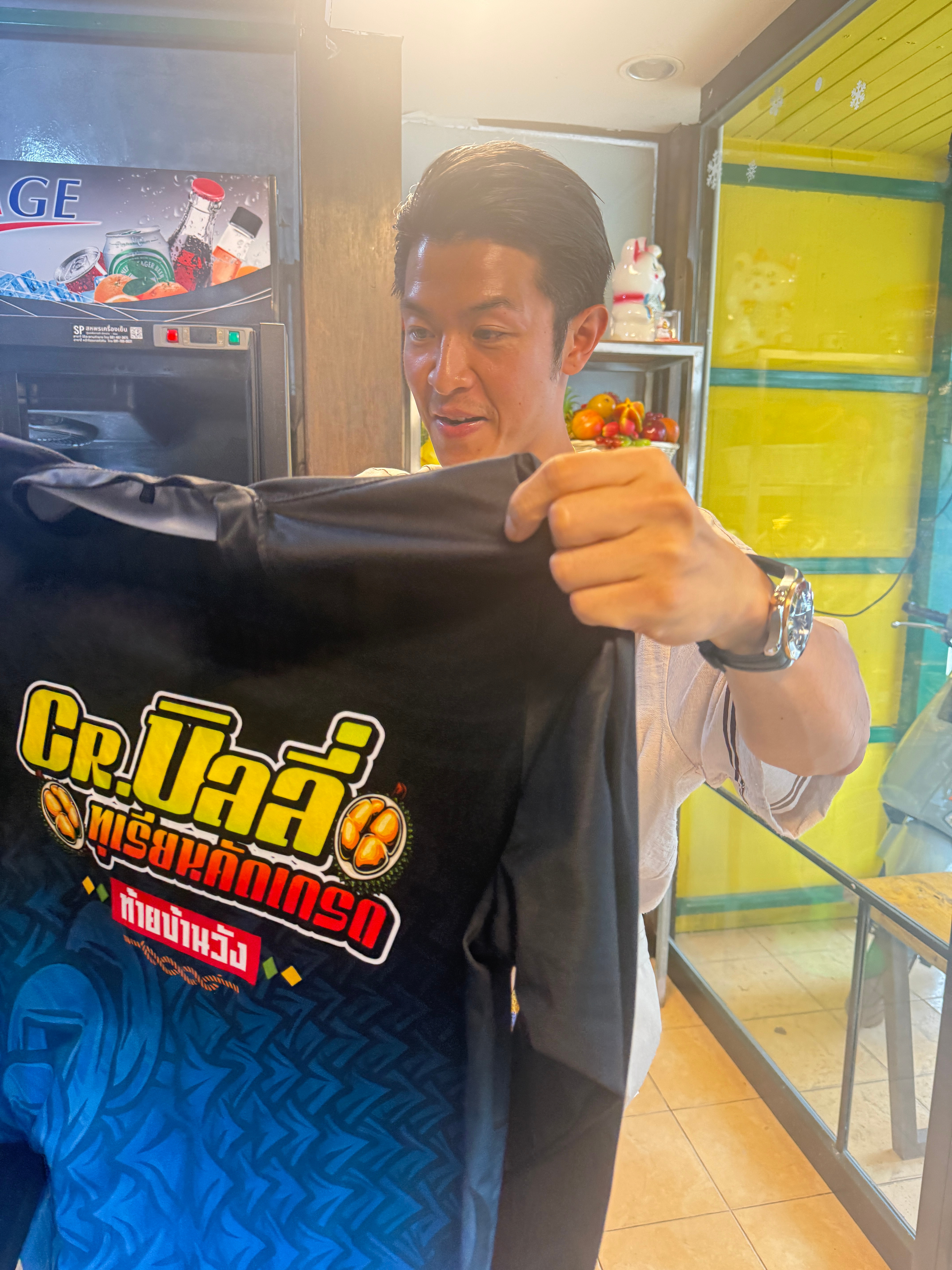 昨晚来这家店吃榴莲的时候旅蛙看上了他们家的店服，跟店员费劲沟通了半天，对方说第二