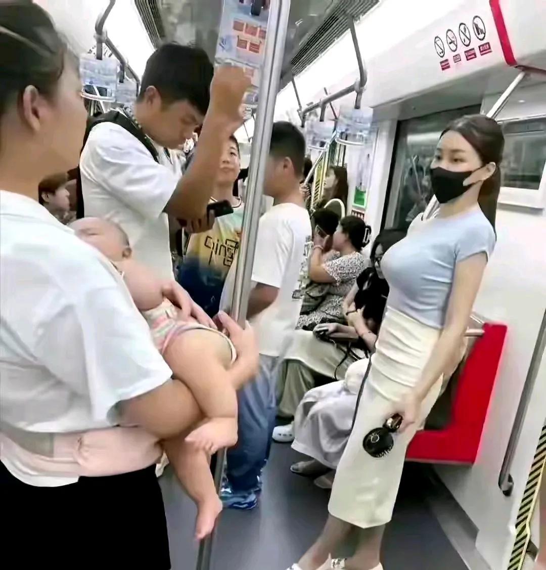 在一趟地铁车厢里，只见一位年轻的宝妈抱着孩子，进站后由于没座位了，万般无奈的她，