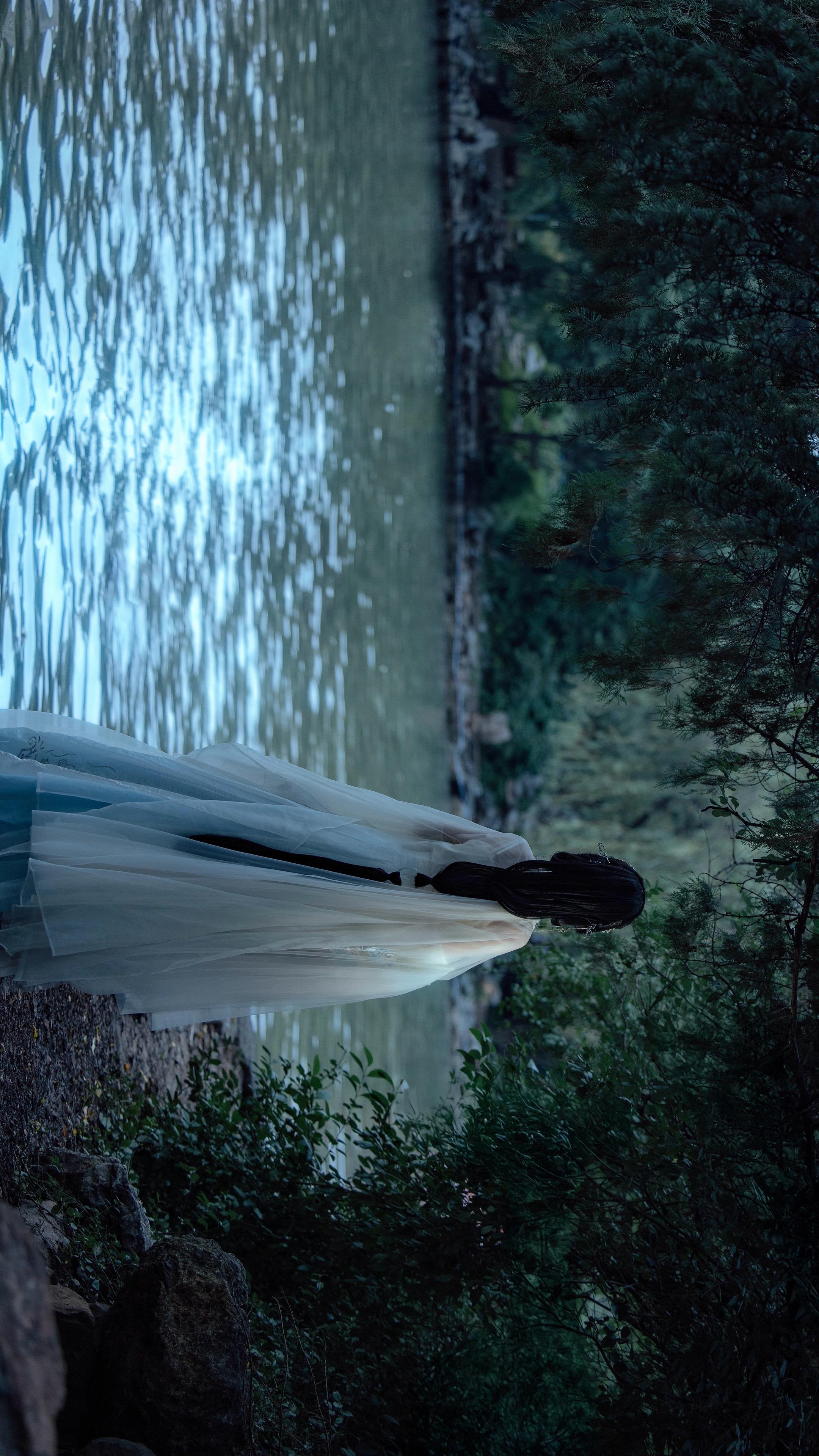 白月光出场总是一袭白衣。