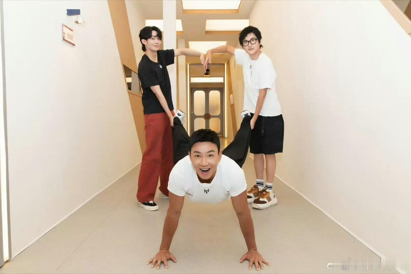 刘畊宏披荆斩棘幕后vlog披荆斩棘点开刘畊宏的幕后 vlog，沉浸式感受披哥训练