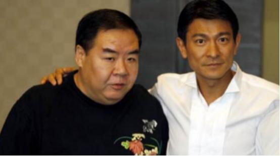 1993年，郑则仕公司破产，欠下8000万外债，走投无路之际，他给昔日好友周润发