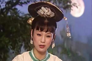 在《康熙王朝》中，容妃是一个比较悲催的角色，刚开始跟康熙无比恩爱，琴瑟和鸣。但最