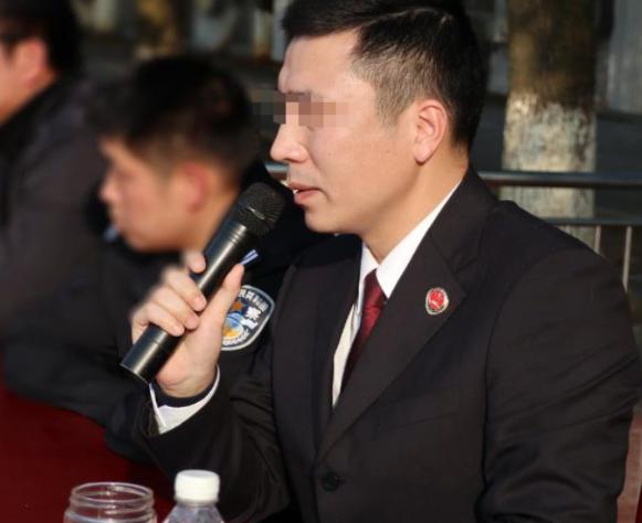2001年，四川一检察官为了离婚，带着美貌情人回家招摇以此刺激妻子，没想到6年以